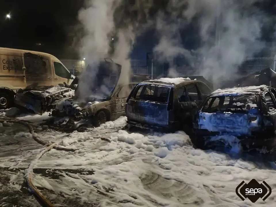 Este es el estado en el que quedaron los veh&iacute;culos involucrados en el incendio