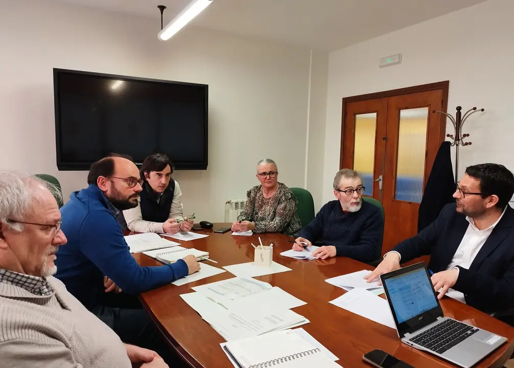 El alcalde de Llanera, Gerardo Sanz, en el centro de la imagen, con la concejala de de obras, Eva Mar&iacute;a P&eacute;rez, t&eacute;cnicos municipales, y responsables de la empresa encargada de la gesti&oacute;n del agua, durante la Comisi&oacute;n de Control y Seguimiento del Contrato del Servicio P&uacute;blico para la Gesti&oacute;n Integral de los Servicios de Abastecimiento de Agua y Saneamiento.