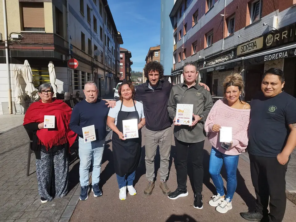 Foto de familia de los premiados y el concejal de cultura, turismo y festejos, Iv&aacute;n P&eacute;rez