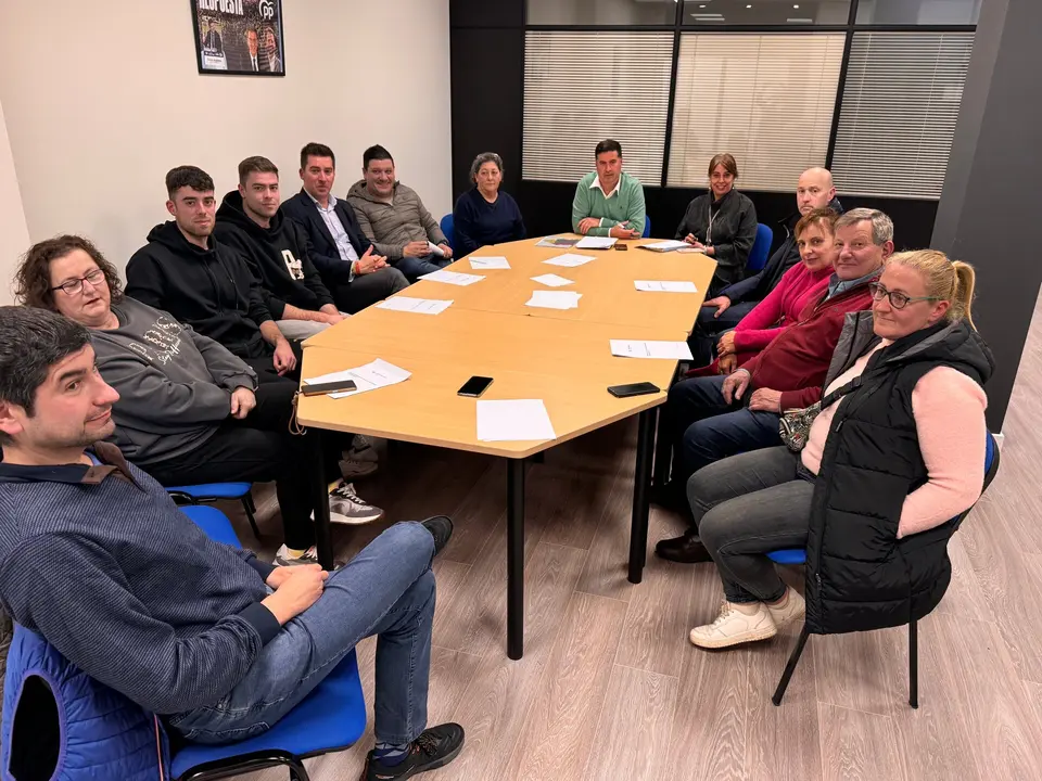 Dirigentes populares y representantes de las Asociaciones en la reuni&oacute;n mantenida el pasado jueves