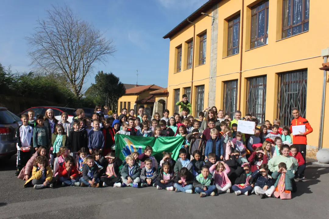 Alumnos y profesores del CP San Cucao, con el cheque del dinero recaudado