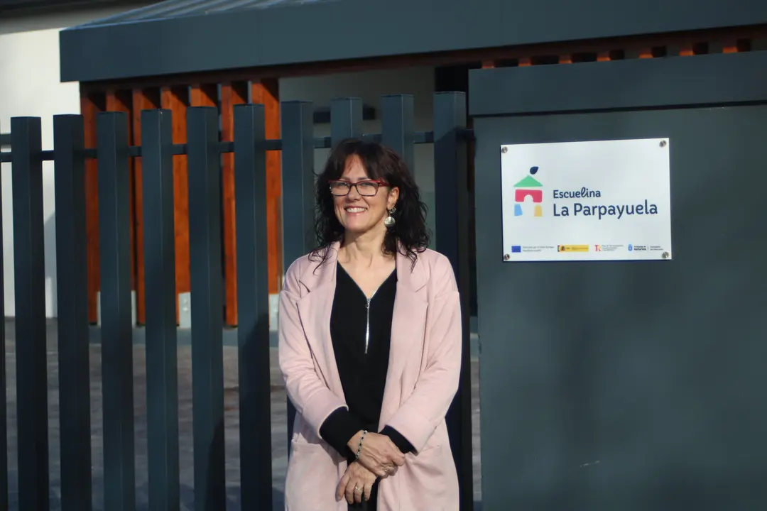 La directora de La Parpayuela, a la puerta del Centro, en Lugo de Llanera