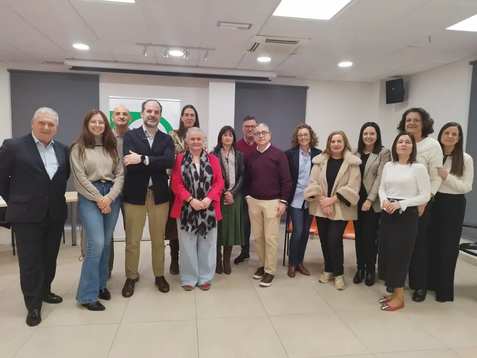 Asistentes a una de las mesas de trabajo, junto a la teniente alcalde, Eva Mar&iacute;a P&eacute;rez, y la concejala de educaci&oacute;n y bienestar social, Monste Alonso