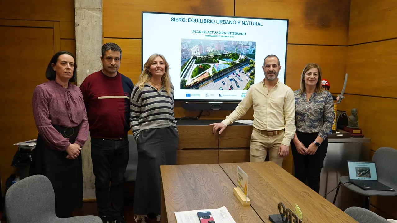 A la izda: Marta Piquero, t&eacute;cnico municipal; Javier Rodr&iacute;guez, concejal de Ordenaci&oacute;n y Gesti&oacute;n Urban&iacute;stica, Vivienda y Empleo; Alejandra Cuadriello, concejala de la Plataforma Vecinal de La Fresneda; &Aacute;ngel Garc&iacute;a, alcalde de Siero, y Teresa &Aacute;lvarez, concejala de IU.