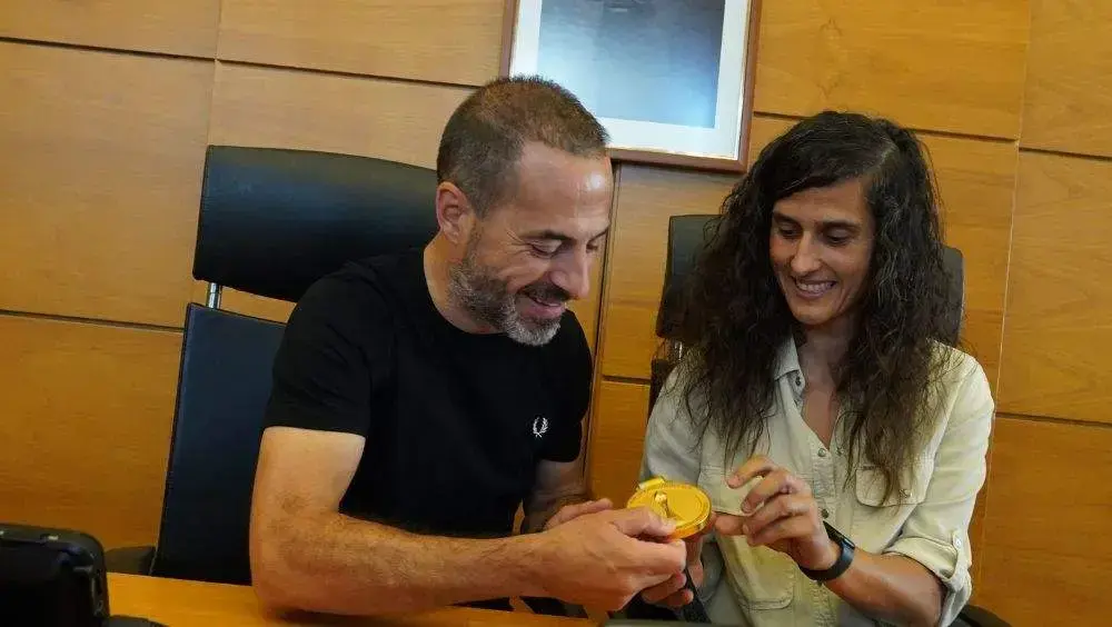 Montse Tom&eacute; junto a &Aacute;ngel Garc&iacute;a en el homenaje que se le rindi&oacute; por la consecuci&oacute;n del Mundial Femenino de f&uacute;tbol
