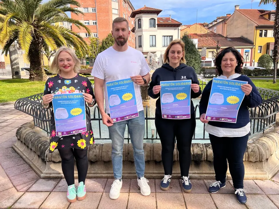 A la izda, Patricia Redondo, Carlos Ar&eacute;valo, Sheila Ram&iacute;rez y Maria Luisa Fonseca, mostrando los carteles de la Marat&oacute;n Solidaria