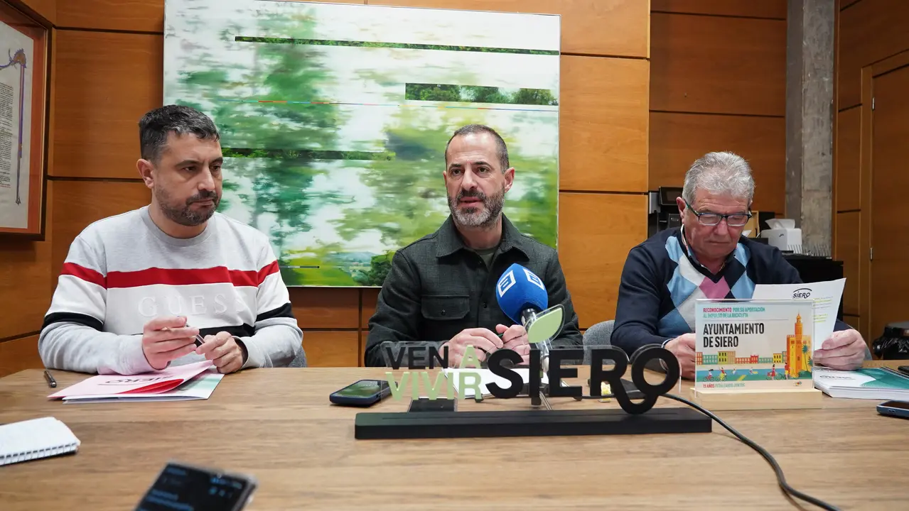 El alcalde entre Javier Rodr&iacute;guez y Raimundo D&iacute;az, a la dcha