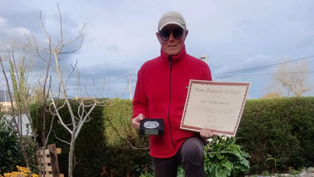 Millariega, mostrando los premios acreditativos