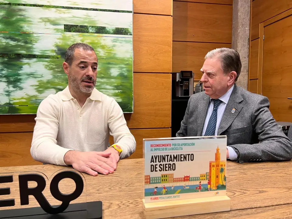 &Aacute;ngel garc&iacute;a y Alfredo Cantel momentos antes del inicio de su reuni&oacute;n en el Ayuntamiento de Siero