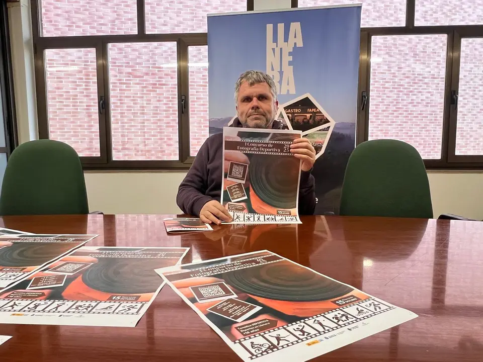 Jos&eacute; Antonio Gonz&aacute;lez, con los carteles del concurso de fotograf&iacute;a