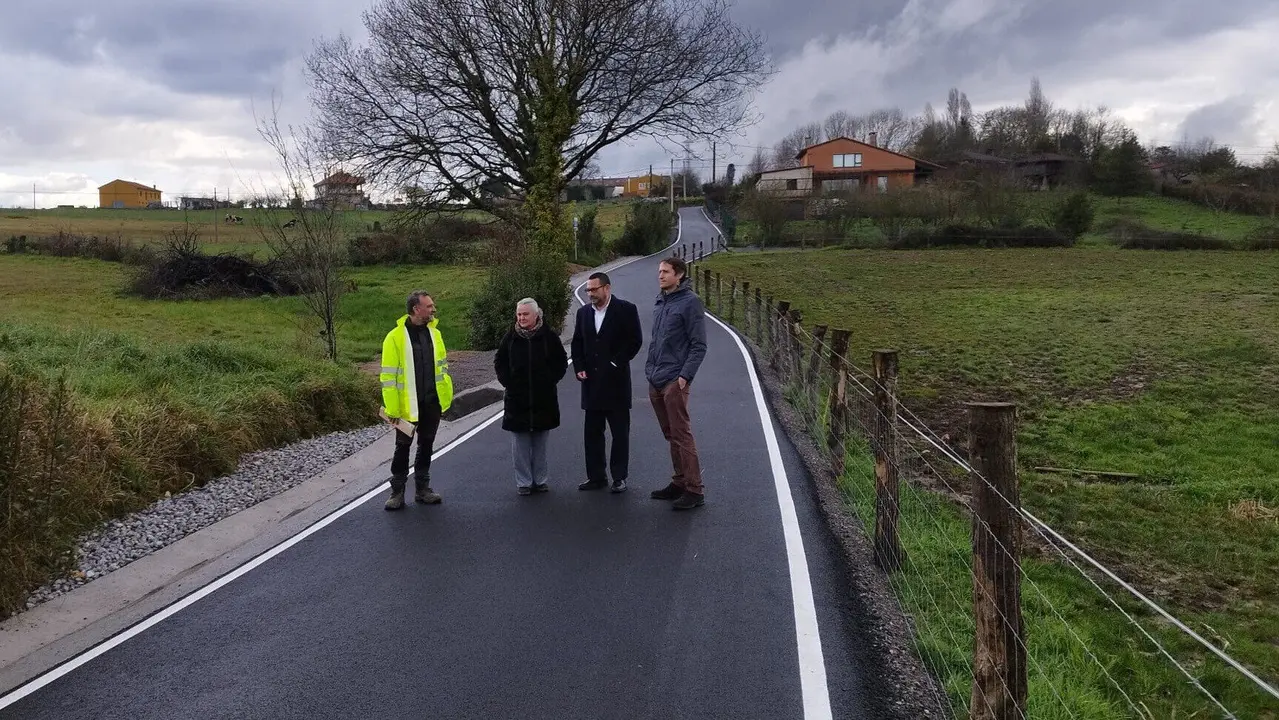 La concejala de obras, Eva Mar&iacute;&aacute; P&eacute;rez, segunda por la izquierda, junto a t&eacute;cnicos municipales y un responsable de la empresa que ha ejecutado los trabajos en Pruvia