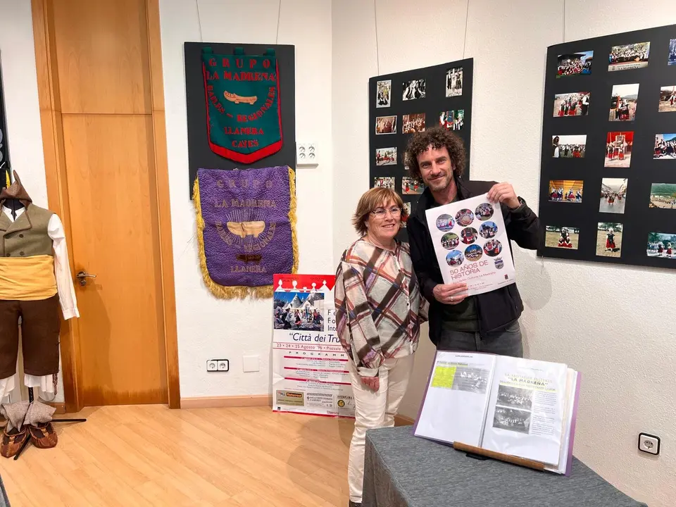 Mar&iacute;a Jes&uacute;s &Aacute;lvarez, de La Madre&ntilde;a, junto al concejal de cultura del Ayuntamiento de Llanera, Iv&aacute;n P&eacute;rez