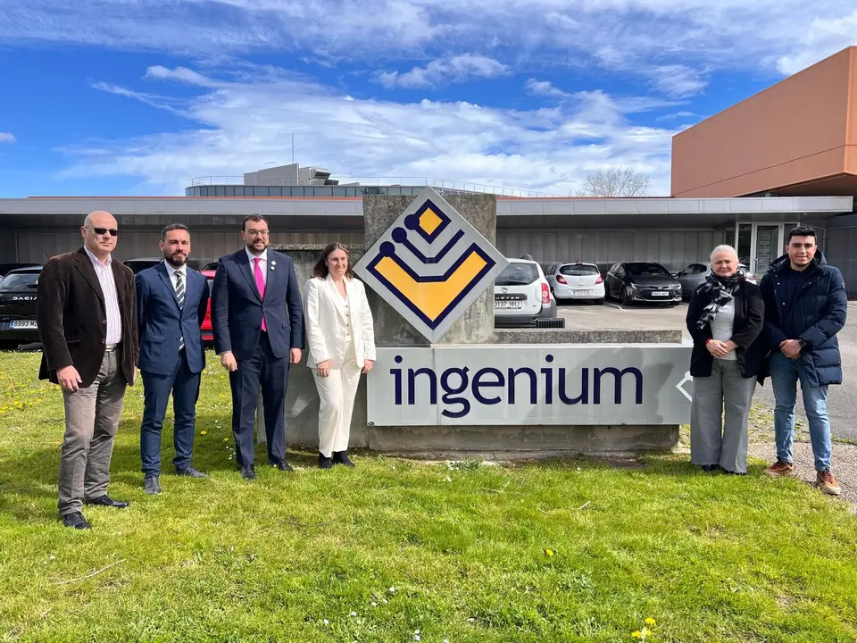 El presidente Barb&oacute;n, tercero por la izquierda, junto a representantes de la empresa y del ayuntamiento de Llanera
