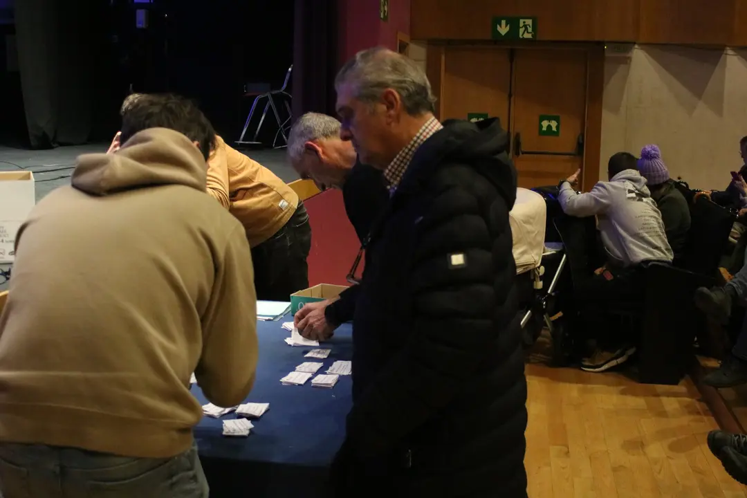 El candidato, C&eacute;sar D&iacute;az, observando el recuento de votos