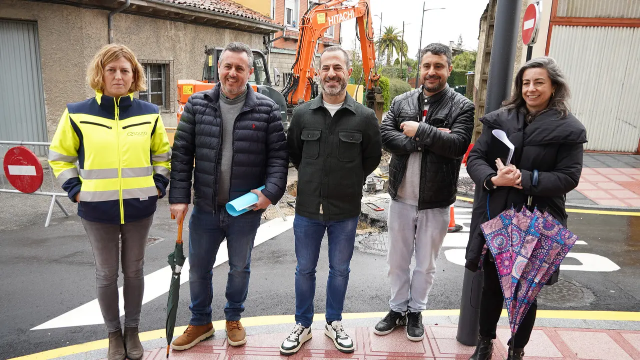 Junto al alcalde, en el centro, y el concejal de izquierda a derecha, Mercedes Sainz, de la empresa adjudicataria; Daniel Navarro y Mar&iacute;a Jos&eacute; Fern&aacute;ndez, t&eacute;cnicos municipales.