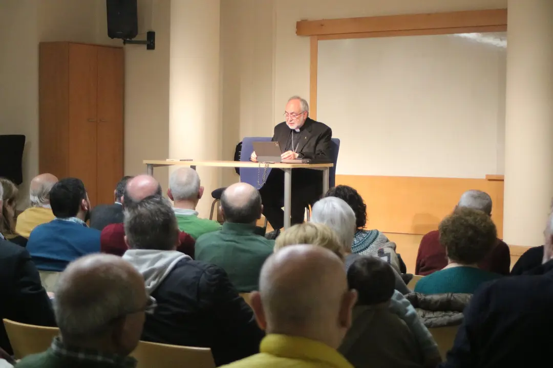 El arzobispo de Oviedo, Jes&uacute;s Sanz Montes, en un momento de su charla en Posada de Llanera