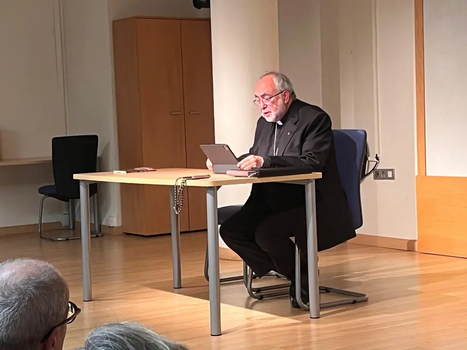 El arzobispo durante la charla en Posada de Llanera