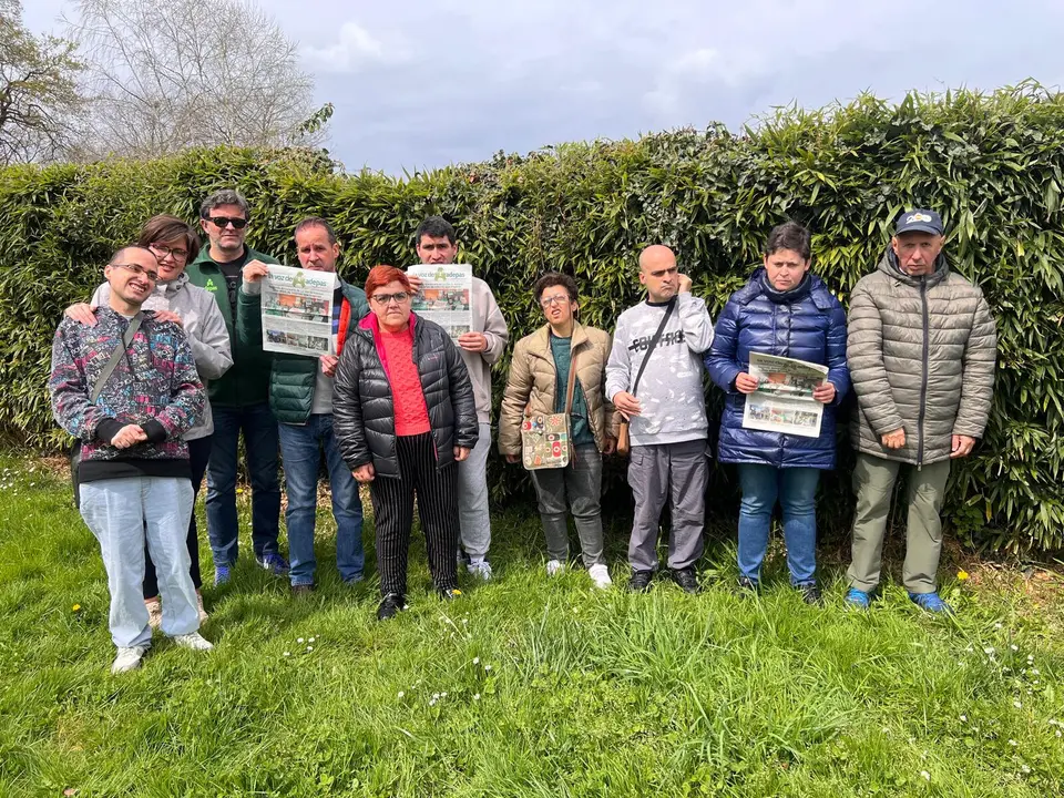 Alvaro Fuente, tercero por la izda, con  algunos de los miembros de la redacci&oacute;n