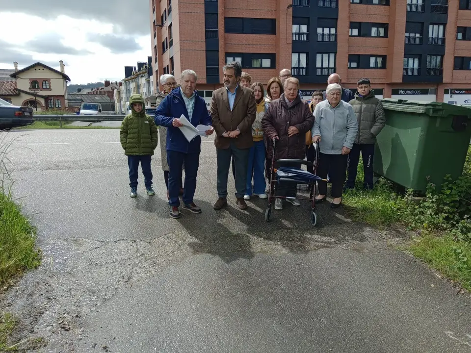 Vecinos de El Berr&oacute;n junto al portavoz popular en Siero, Juan Luis Berros