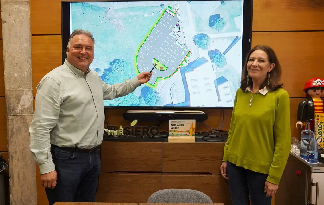 Alejandro Villa y Patricia Antu&ntilde;a muestran el plano de situaci&oacute;n del futuro parking de caravanas de Lugones
