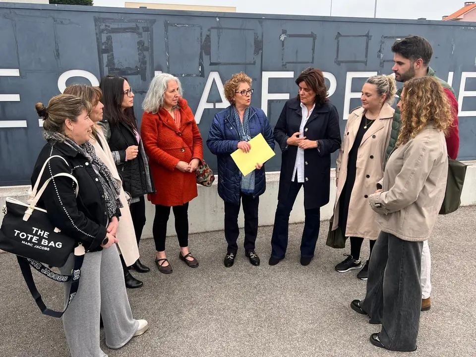 Miembros del AMPA del IES La Fresneda con los miembros del Partido Popular