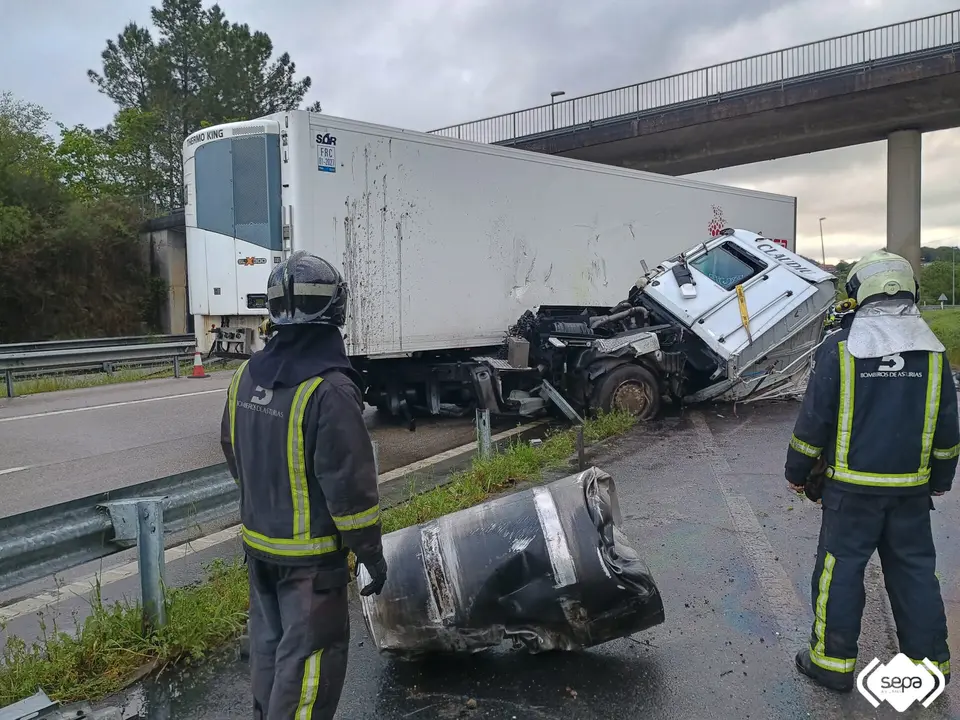 Estado en el que qued&oacute; el cami&oacute;n accidentado en la A-64