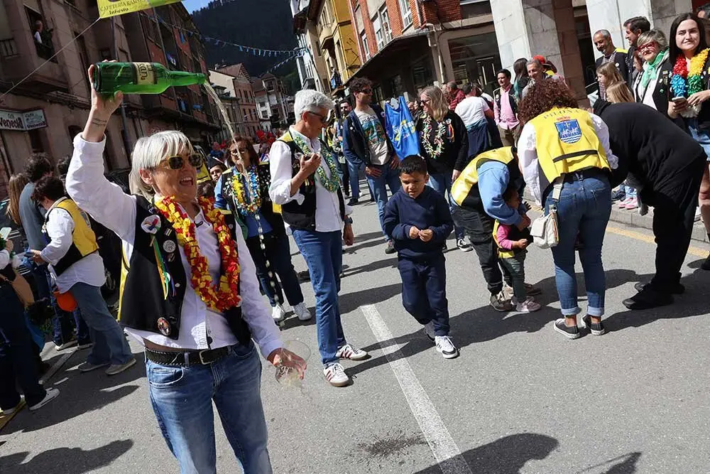 desfile-infiesto-descenso-pilona-03