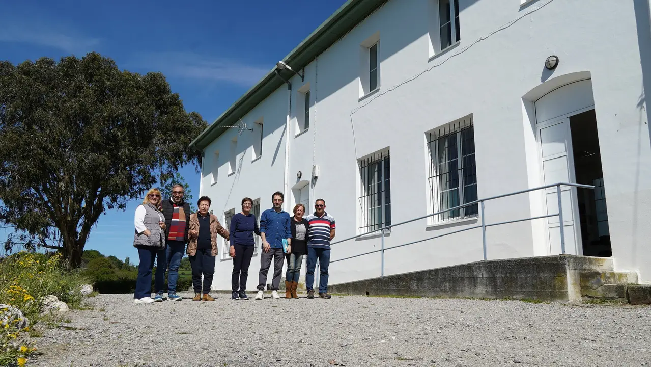 Junto a los ediles, de izquierda a derecha, Loli Cifuentes, Marga Mart&iacute;nez; David Llanos, t&eacute;cnico municipal, Carolina Cam&iacute;n y Rub&eacute;n Blanco
