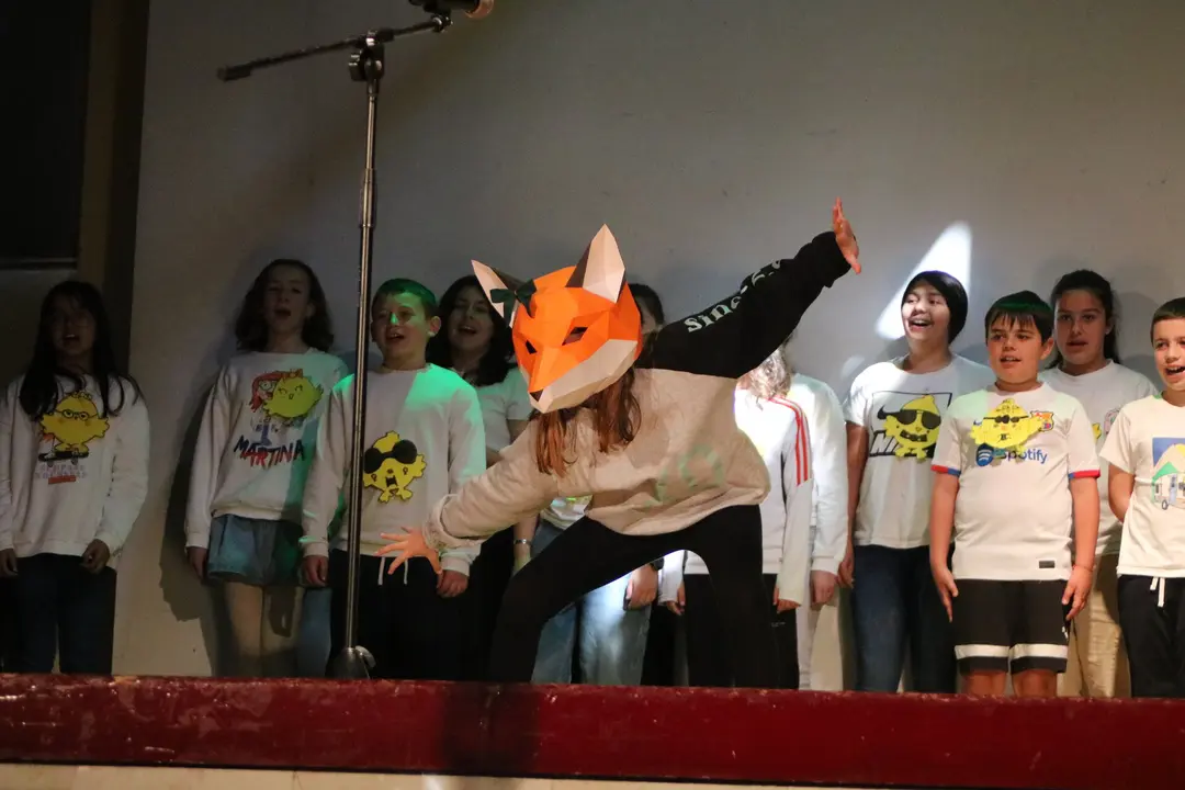 Un momento de la actuaci&oacute;n de los escolinos del Llanera