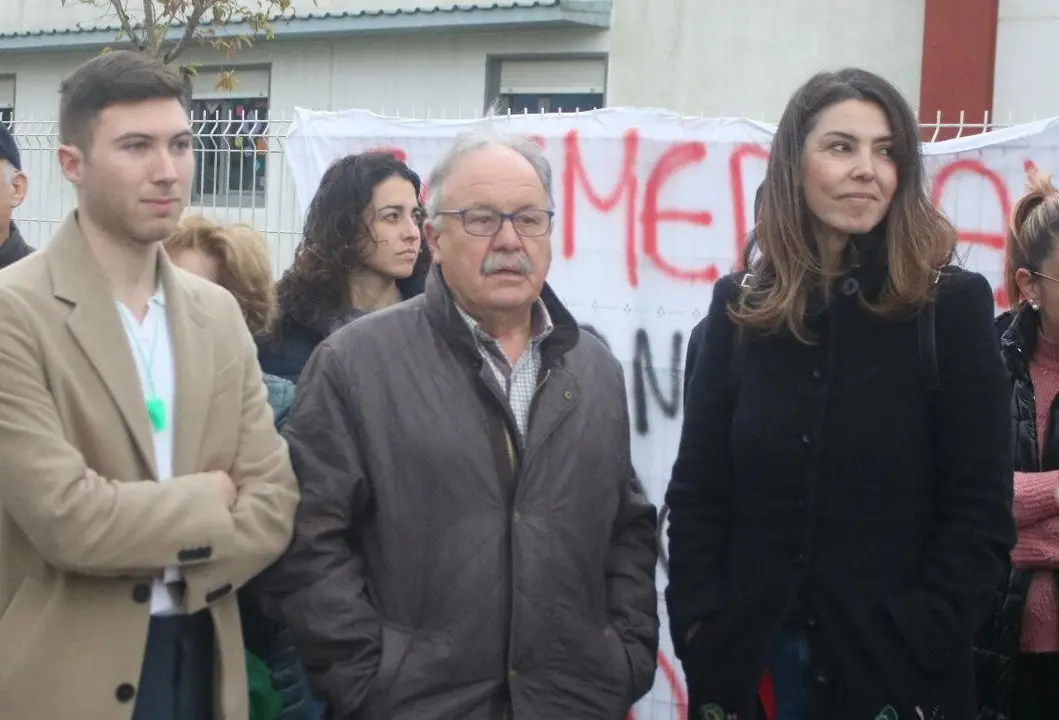A la izda, Mat&iacute;as Hevia, Javier Ardura y Liliana D&iacute;az, concejales de IU en el Ayuntamiento de Nore&ntilde;a