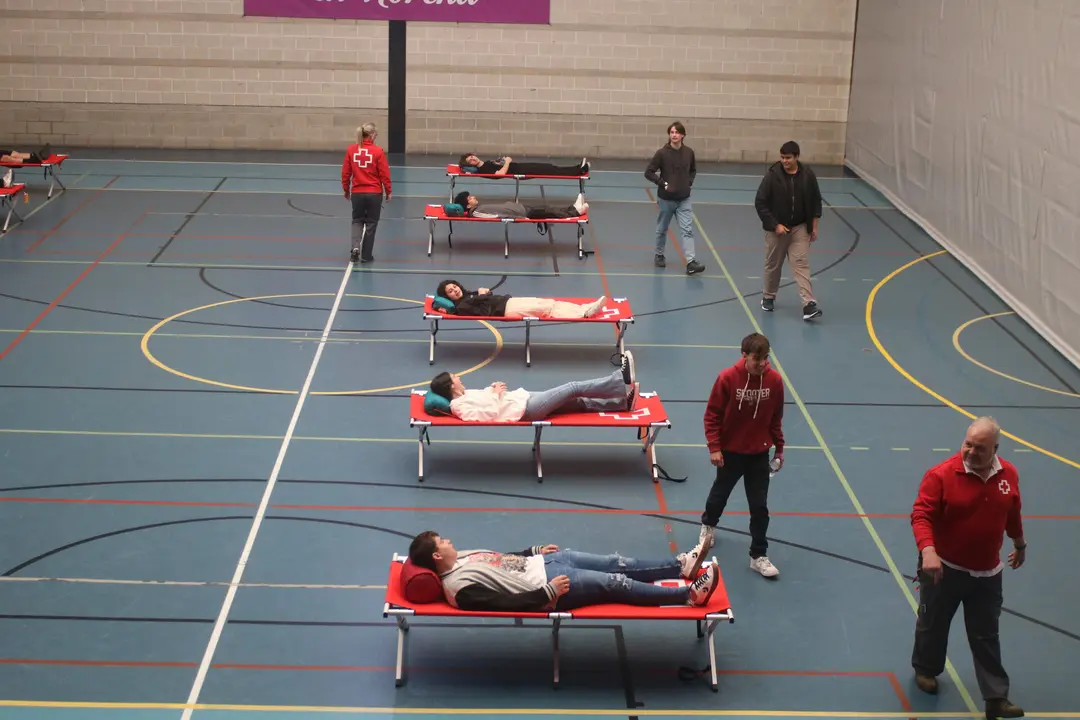 Alumnos del IES Nore&ntilde;a en una de las zonas habilitadas por Cruz Roja