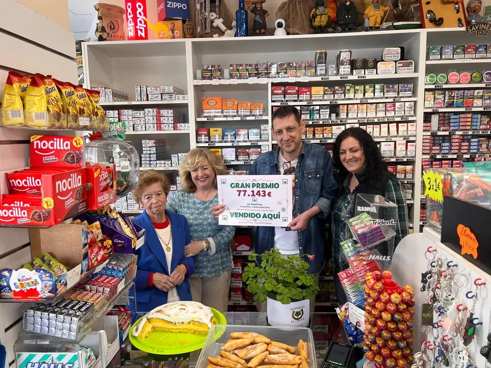 A la izda, la G&uuml;ela Pepi, con su hija Mari Paz, su yerno Carlos y M&oacute;nica Rivera