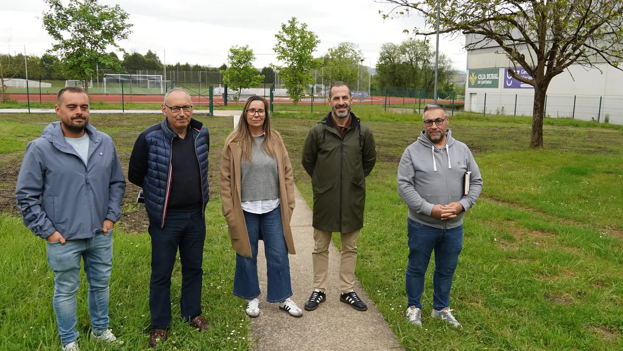A la izda, Rub&eacute;n Montes, de la empresa adjudicataria; los t&eacute;cnicos municipales Juan Carlos &Aacute;lvarez y Leire Gabilondo; &Aacute;ngel Garc&iacute;a, alcalde de Siero, y Manuel Pergentino Mart&iacute;nez, concejal de Abastecimiento de Agua y Saneamiento.