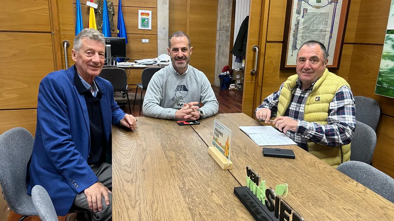 de izquierda a derecha, el presidente del CODIS, Juan Manuel Feliz, el alcalde y el secretario del CODIS, F&eacute;lix Soto