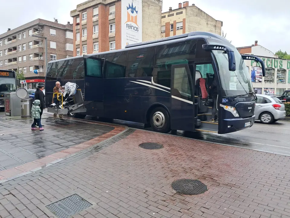 Momento de la recogida de uno de los alumnos en Lugones