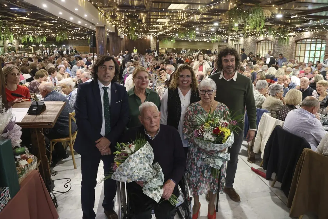 El alcalde de Llanera, Gerardo Sanz y el concejal de cultura, Iv&aacute;n P&eacute;rez, flanqueando a Esmeralda Garc&iacute;a y Ram&oacute;n Gonz&aacute;lez, ambos con un ramo de flores, en compa&ntilde;&iacute;a de Bel&eacute;n, hija de Ram&oacute;n y Maria del Mar