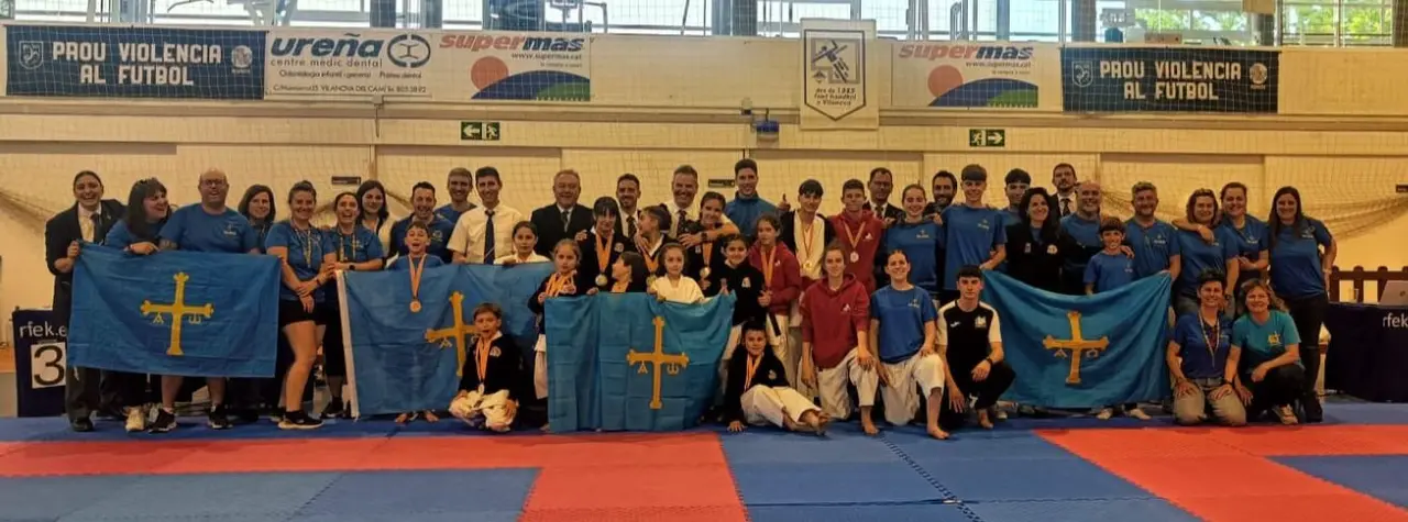 Foto de familia de la representaci&oacute;n asturiana en el Campeonato de Espa&ntilde;a de Tai-Jitsu