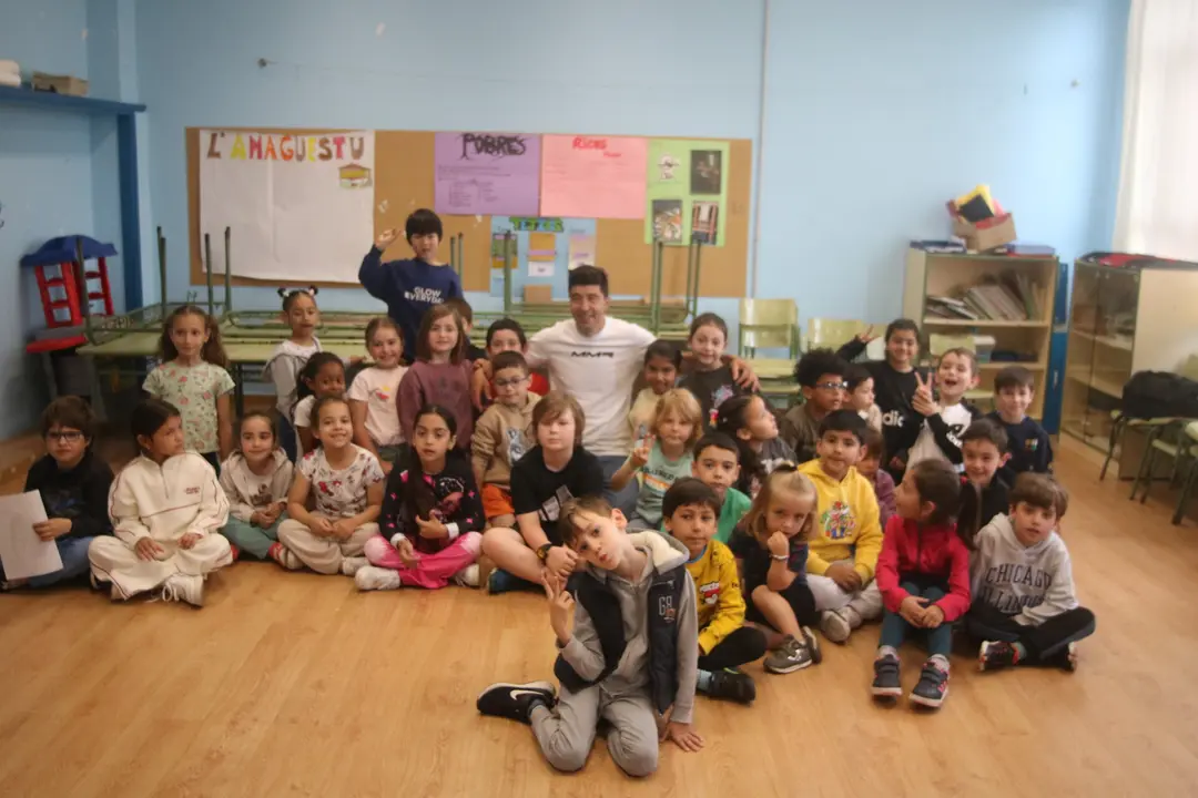 Chechu Rubiera, con los alumnos del CP San Jos&eacute; de Calasanz, de Posada