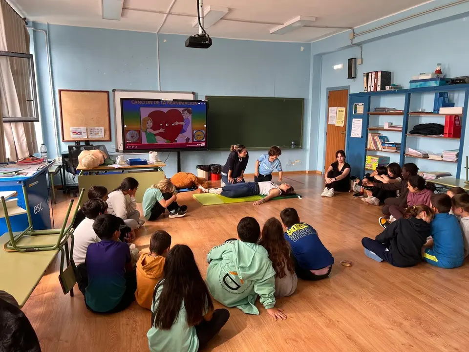 Alumnos y enfermeras realizando una pr&aacute;ctica de primeros auxilios