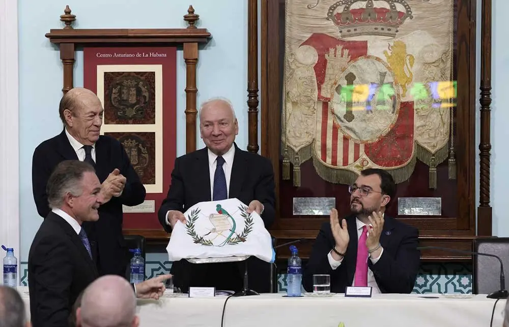 2025_05_23-presidente-entrega-bandera-guatemala-6-(1)