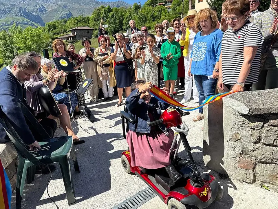 Elena Bores cortando la cinta inaugural en Asiegu.