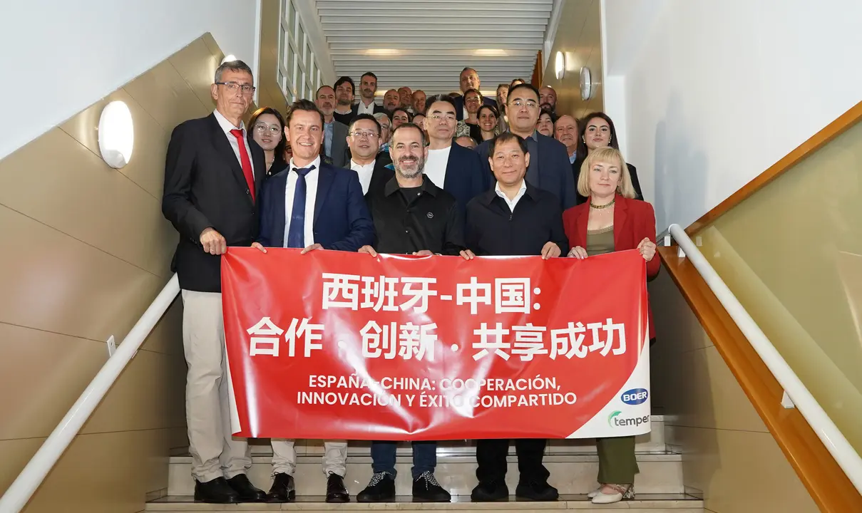 A la izquierda Antonio Campoamor, director financiero de Temper; Jose &Aacute;ngel del R&iacute;o, director de operaciones; el alcalde de Siero, Mr. Yu, l&iacute;der del ayuntamiento de Yixing, y la directora comercial de Temper, Llia Fern&aacute;ndez, con el resto de la delegaci&oacute;n china y empresarios ya agentes econ&oacute;micos del Principado.