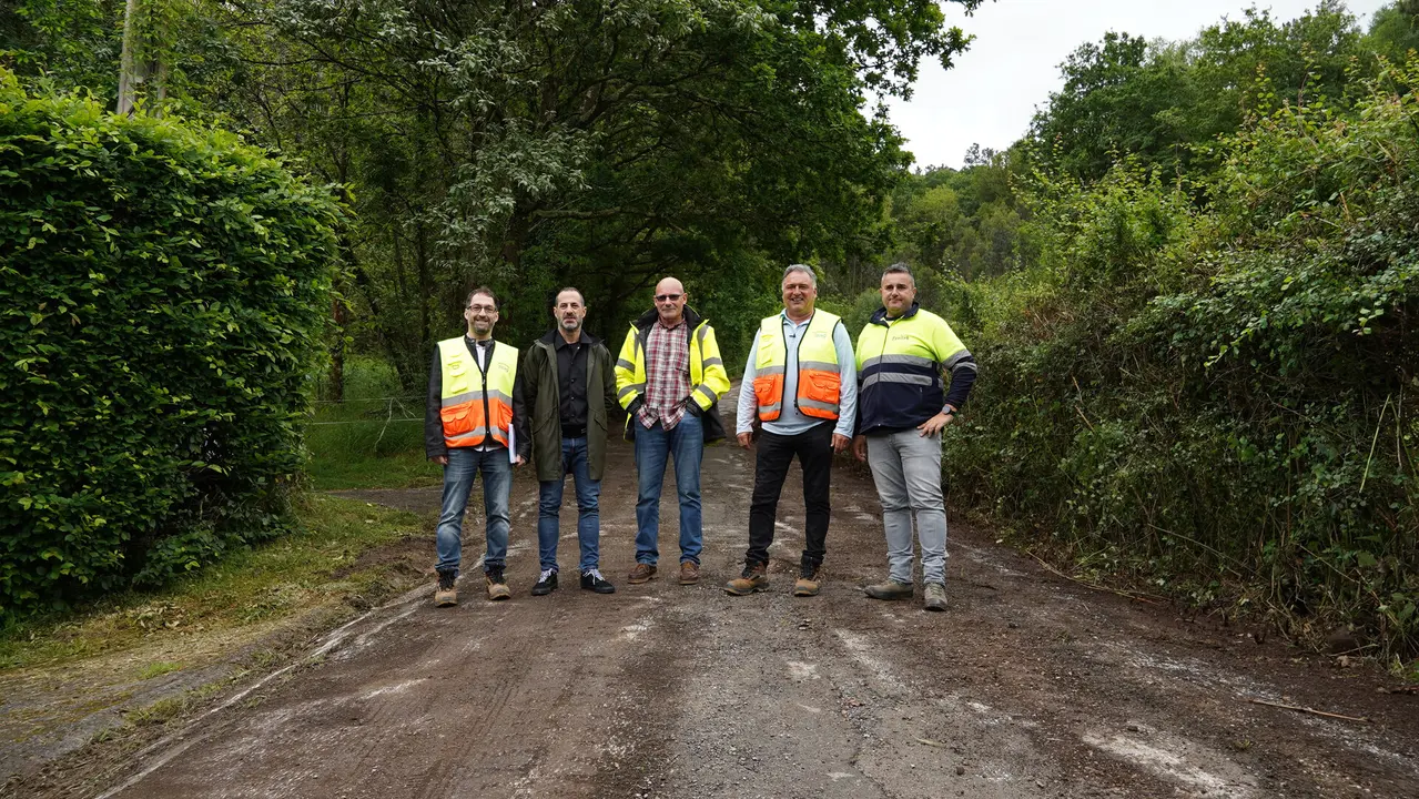 A la izda,David Llanos, t&eacute;cnico municipal; &Aacute;ngel Garc&iacute;a, alcalde de Siero; Jos&eacute; Arias, de la empresa adjudicataria; Alejando Villa, concejal de Caminos en el Medio Rural, Alumbrado P&uacute;blico y Zonas Verdes, y Juan Carlos L&oacute;pez, de la empresa adjudicataria.