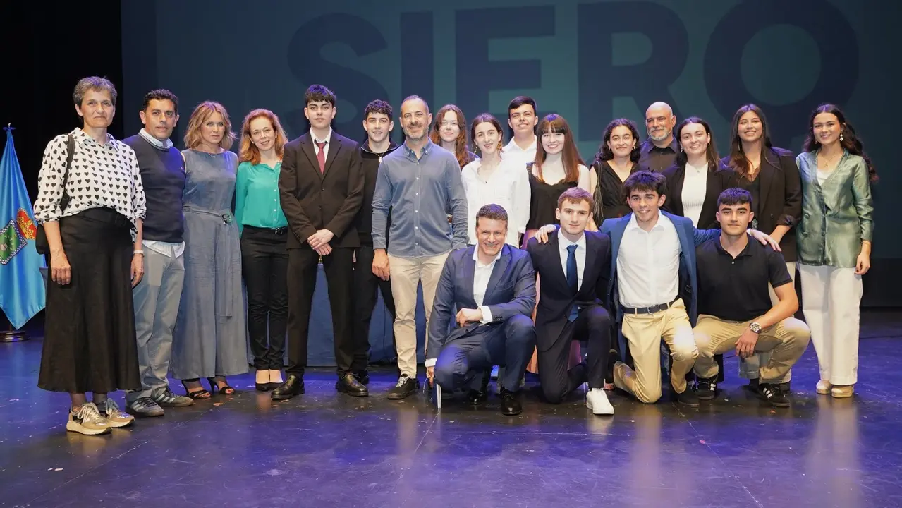 Los premiados junto a las autoridades municipales