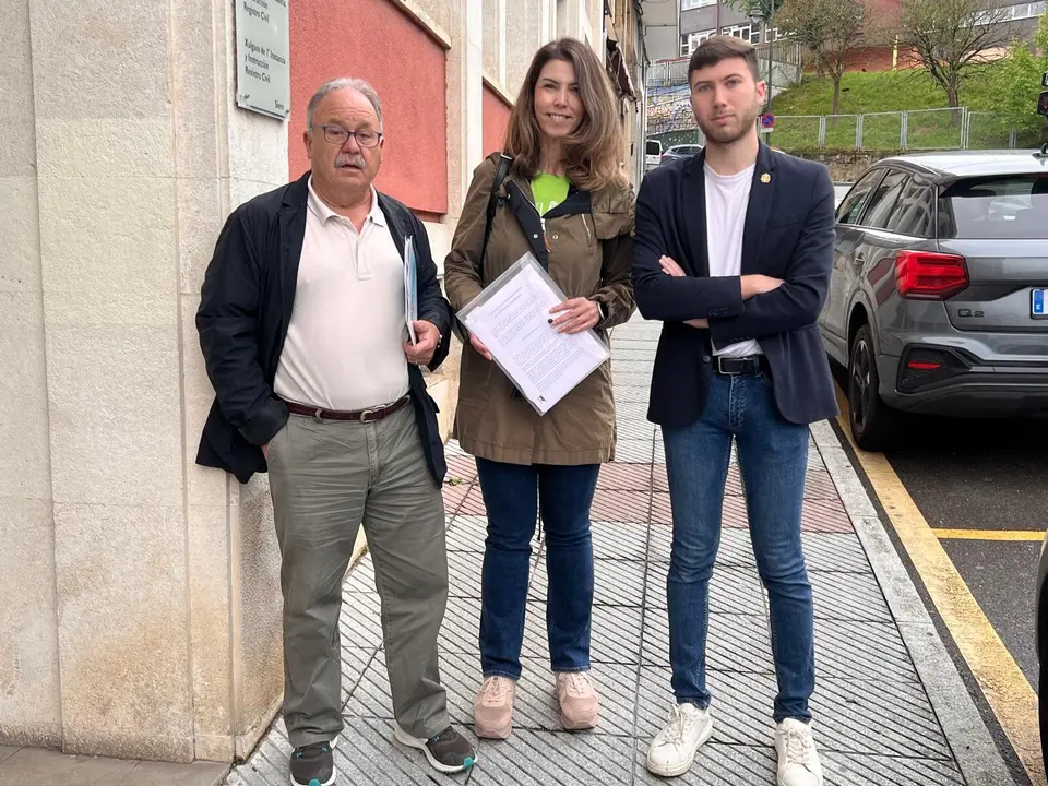 A la izda, Javier Ardura, Mat&iacute;as Hevia y Liliana, a las puertas de los juzgados de Pola de Siero