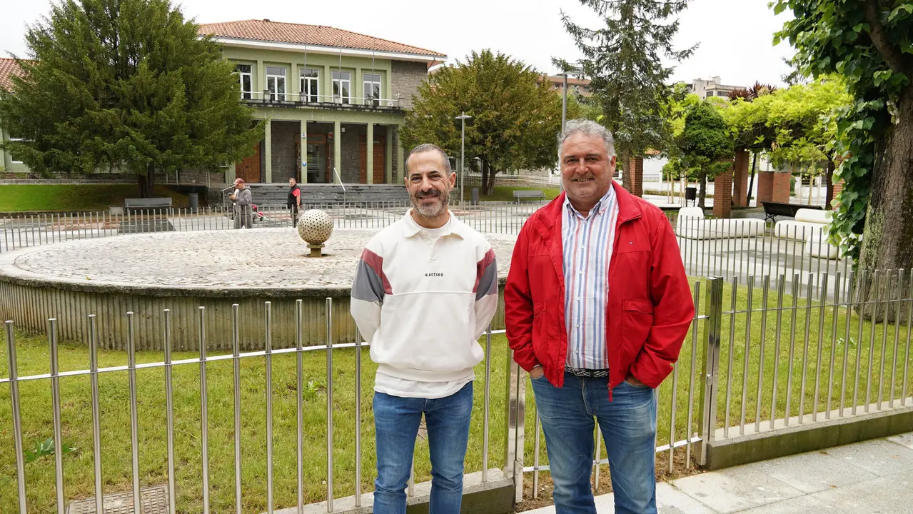 &Aacute;ngel Garc&iacute;a y Alejandro Villa en el parque Alfonso X, en Pola