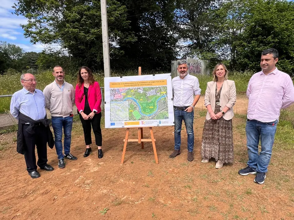 A la izda, el presidente del Colloto, Antonio Mart&iacute;nez Cedr&oacute;n; el alcalde de Siero, &Aacute;ngel Garc&iacute;a; las directoras generales del Agua, Vanesa Mateo, y de Medio Ambiente, Susana Madera, y el concejal de Urbanismo de Siero, Javier Rodr&iacute;guez.