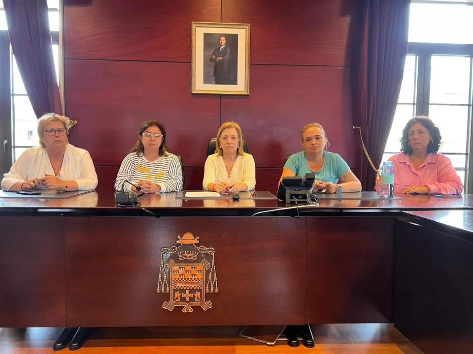 El equipo de gobierno de Nore&ntilde;a, con Ana Gonz&aacute;lez, segunda por la izquierda
