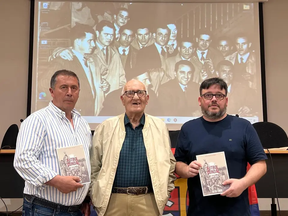 A la izda, Luis Garc&iacute;a, presidente asoc de exjugadores y del Condal; el exjugador Jos&eacute; Gaarc&iacute;a "Cuca" y el autor, Antonio Mart&iacute;nez