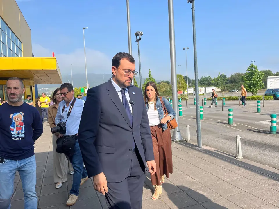 El presidente del Principado, Adri&aacute;n Barb&oacute;n, cariacontecido a su llegada al Parque Principado